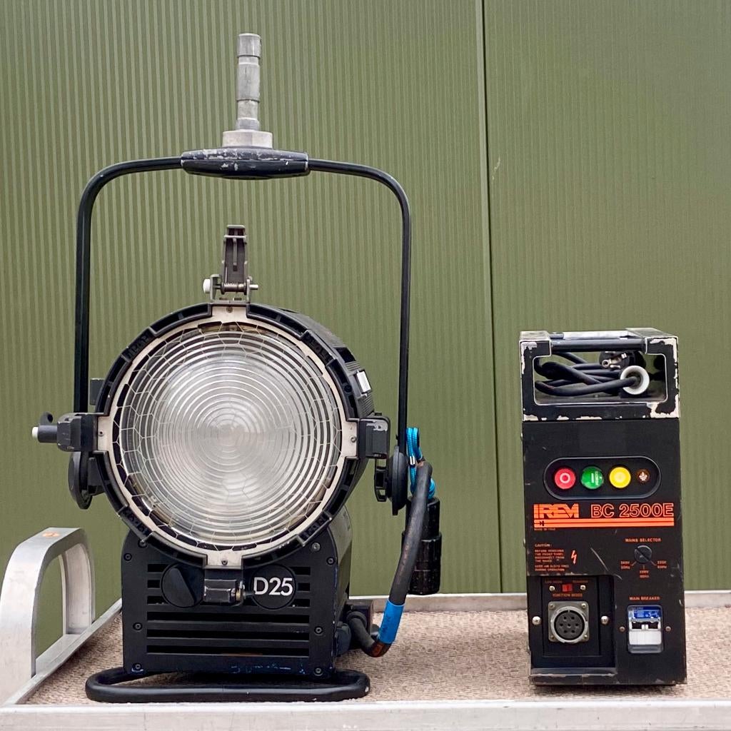 Arri D25 HMI 2500 watt met ballast en z.g.a.n. bulb, Ophalen, Gebruikt, Lamp of Flitsset