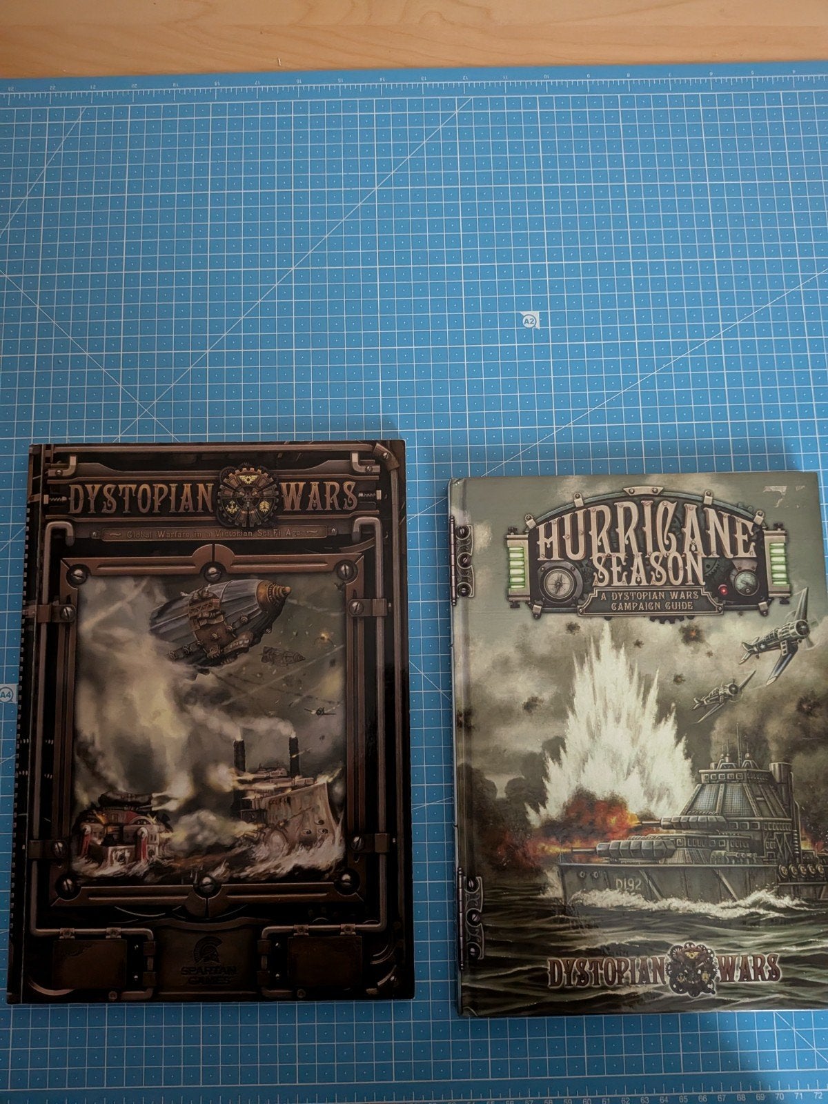 Dystopian Wars Boeken: Hurricane Season & Core Rulebook, Hobby en Vrije tijd, Ophalen of Verzenden, Gebruikt, Overige soorten