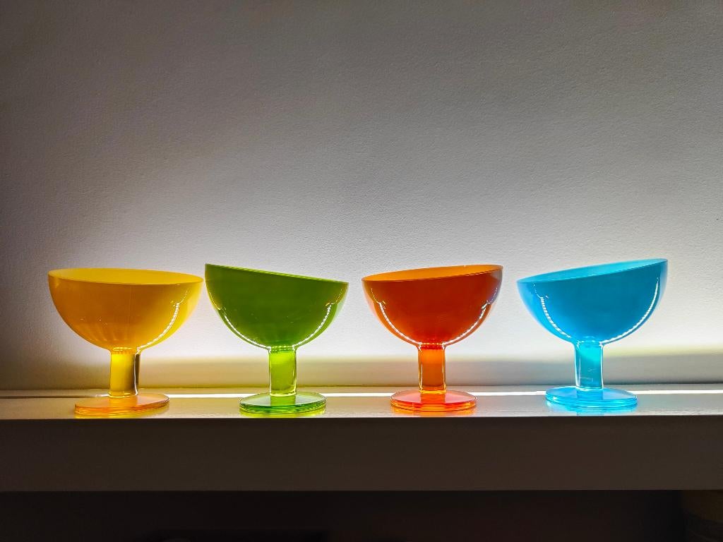 IJsbekers op voet - 7 stuks. Mid Century stijl., Ophalen, Overige typen, Overige stijlen, Glas