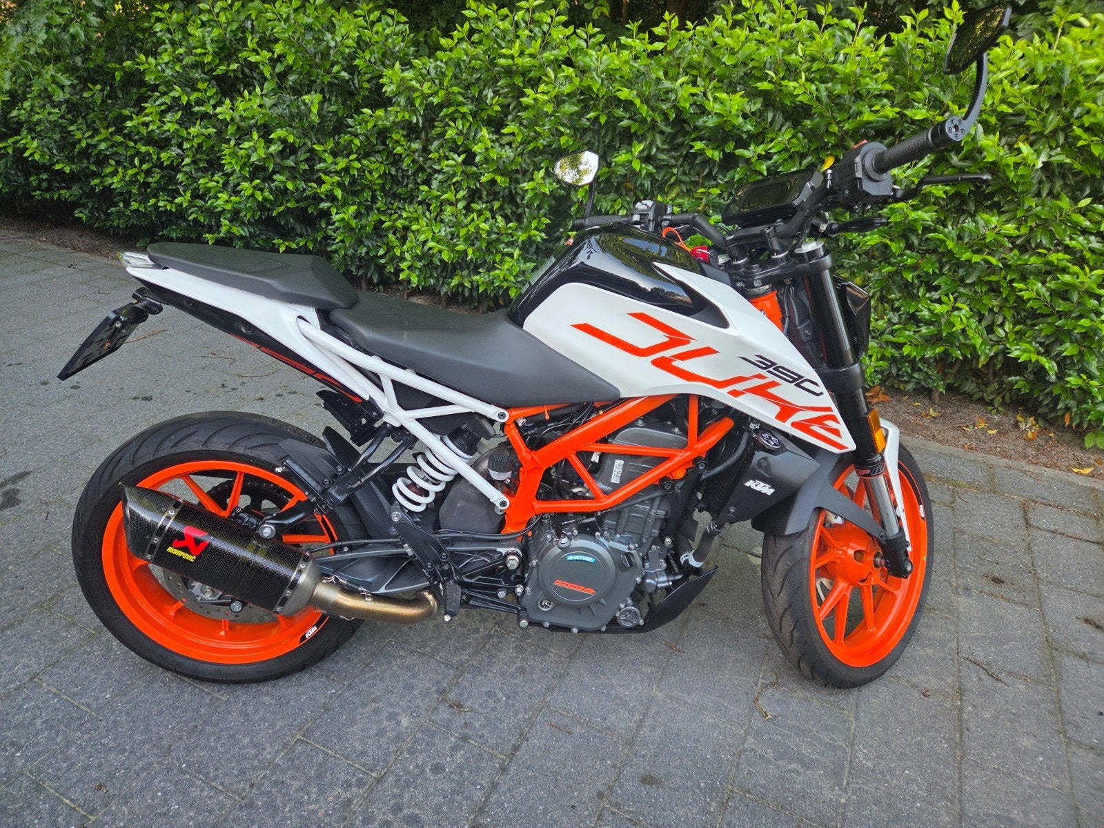 KTM Duke 390 - Zo goed als nieuw, Akrapovic, R&G, KTM, Sportuitlaat, Occasion, Particulier, Minimaal motorrijbewijs A2