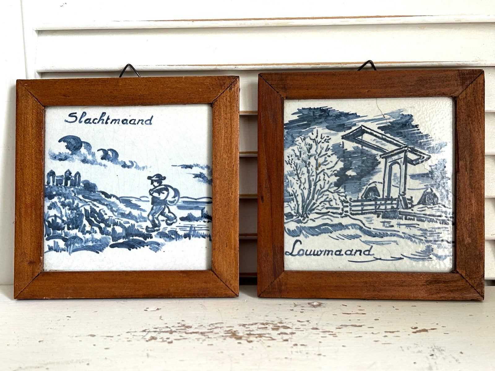 Twee antiek Delfts Blauwe tegels Louwmaand en Slachtmaand, Antiek en Kunst, Antiek | Wandborden en Tegels, Ophalen