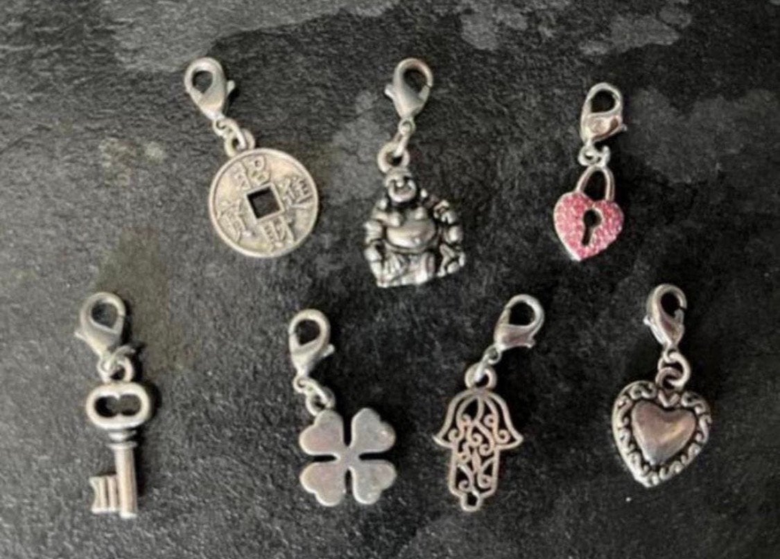 Diverse zilverkleurige bedeltjes., Overige merken, Overige materialen, Ophalen of Verzenden, Zo goed als nieuw