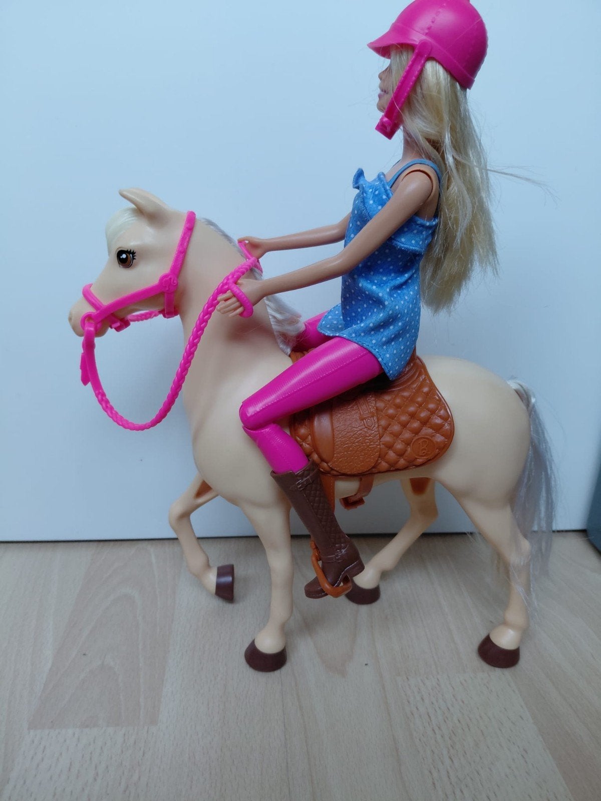 Barbie met paard en ruiteruitrusting, Ophalen, Gebruikt, Barbie