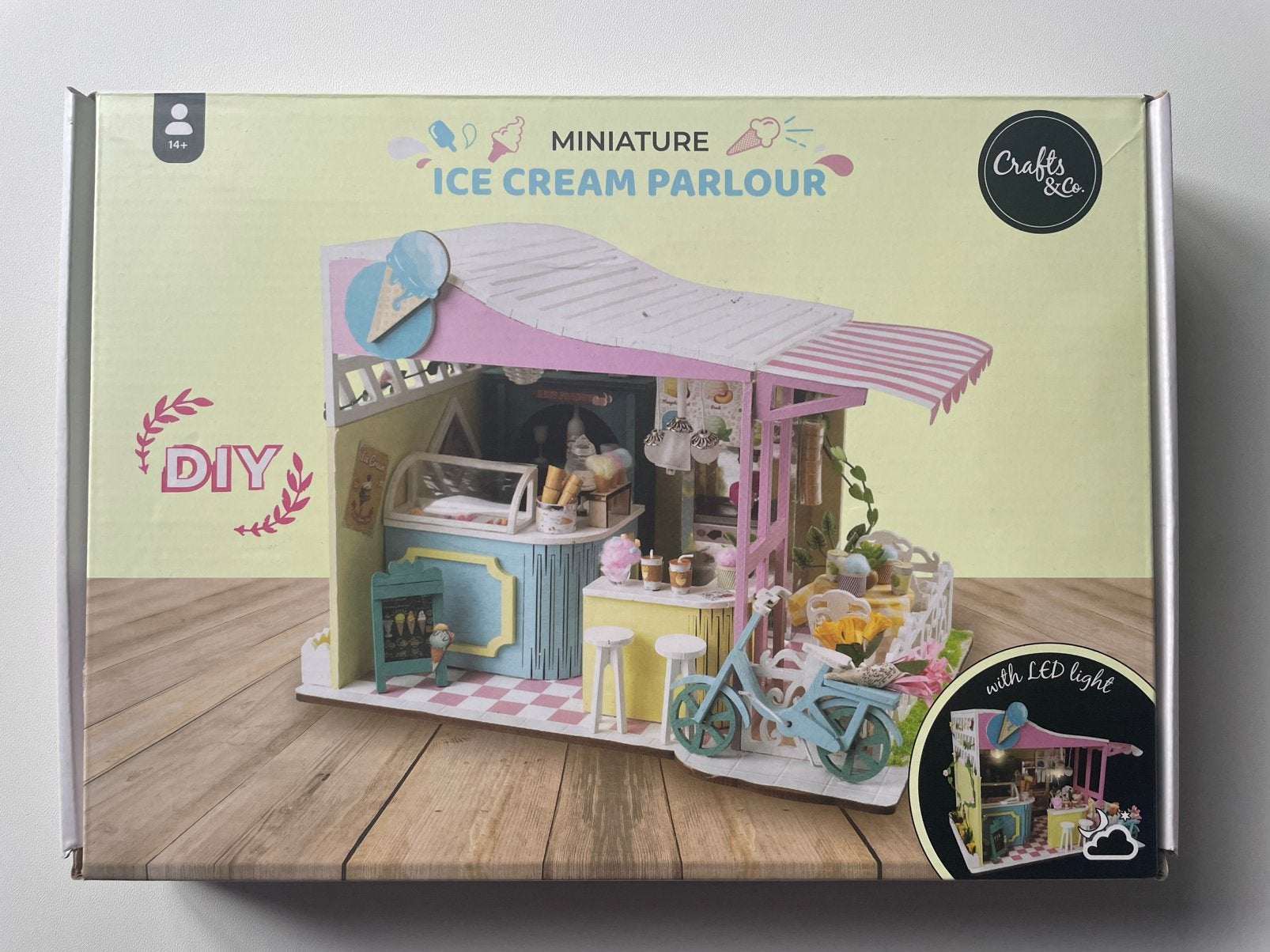 ZGAN Crafts & Co Ice Cream Parlour miniatuur DIY huisje, Geschikt voor stof, Gebouwen, Meerkleurig, Ophalen of Verzenden