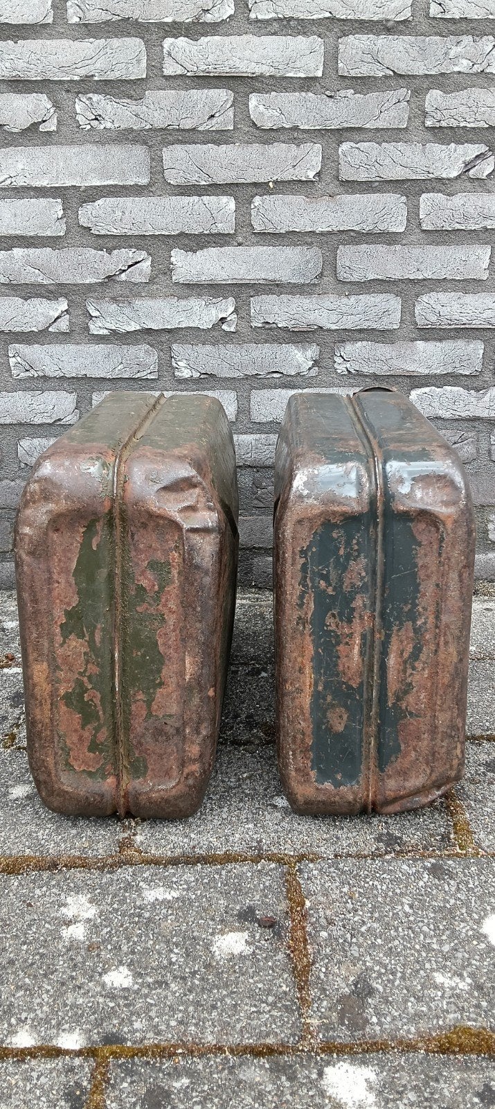 2 Stalen Jerrycans à 20L. Schenktuit. Gebruikt voor Benzine., Ophalen of Verzenden, Gebruikt