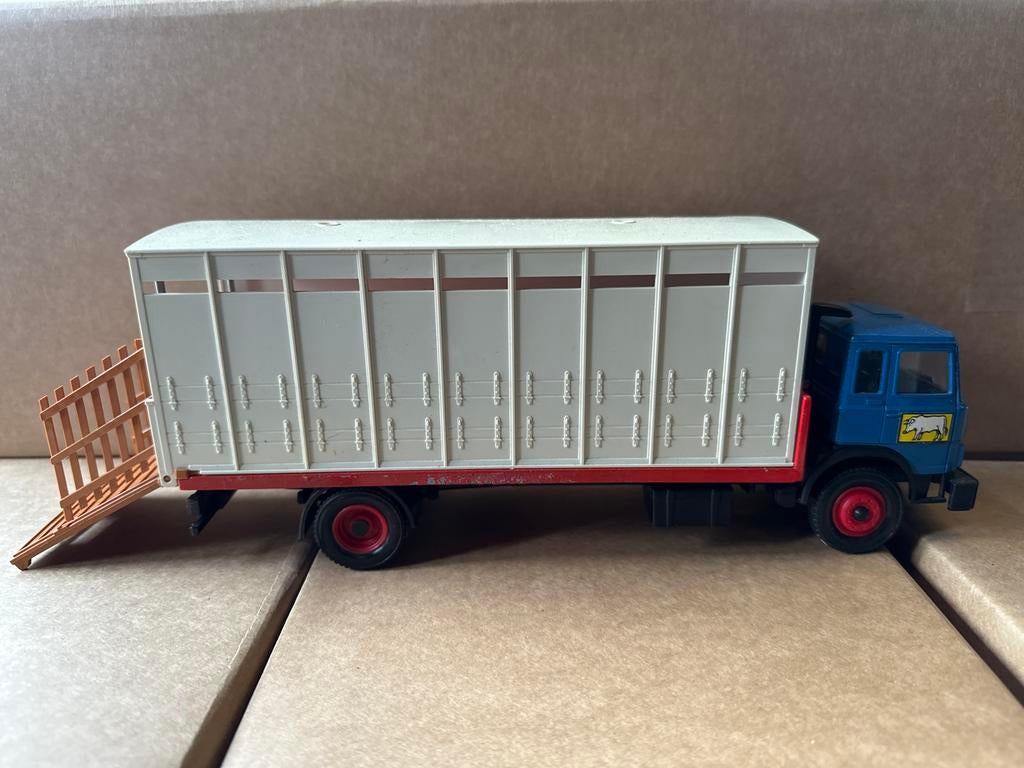 Brittains Vintage Iveco Truck met Vee Trailer - Modelauto, Overige merken, Gebruikt, 1:50 of kleiner, Ophalen of Verzenden