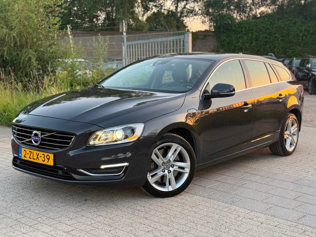 Volvo V60 2.4 D6 AWD Plug-In Hybrid Summum Automaat, Auto's, Volvo, Automaat, Vierwielaandrijving, 11 kWh, Te koop
