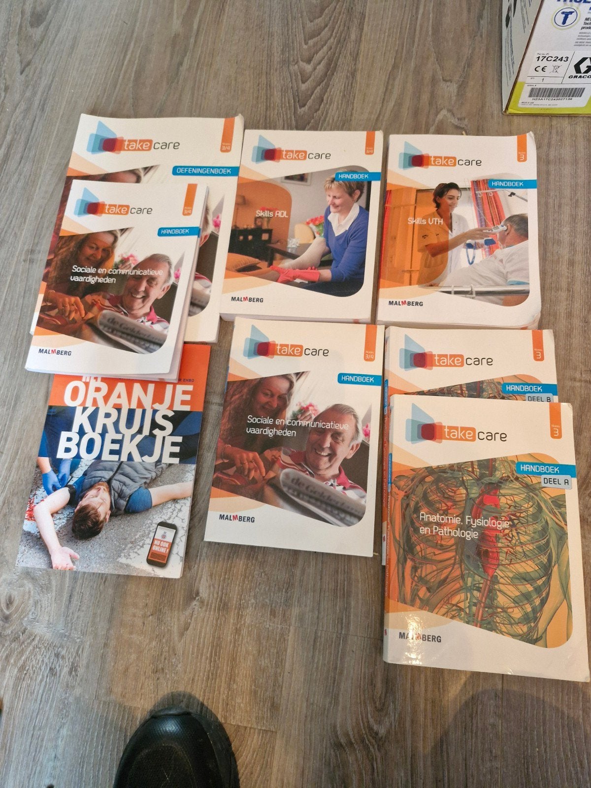 Take Care & Oranje Kruis Boekje - MBO verzorgende ig, Boeken, Ophalen, Malmberg, Zo goed als nieuw, MBO