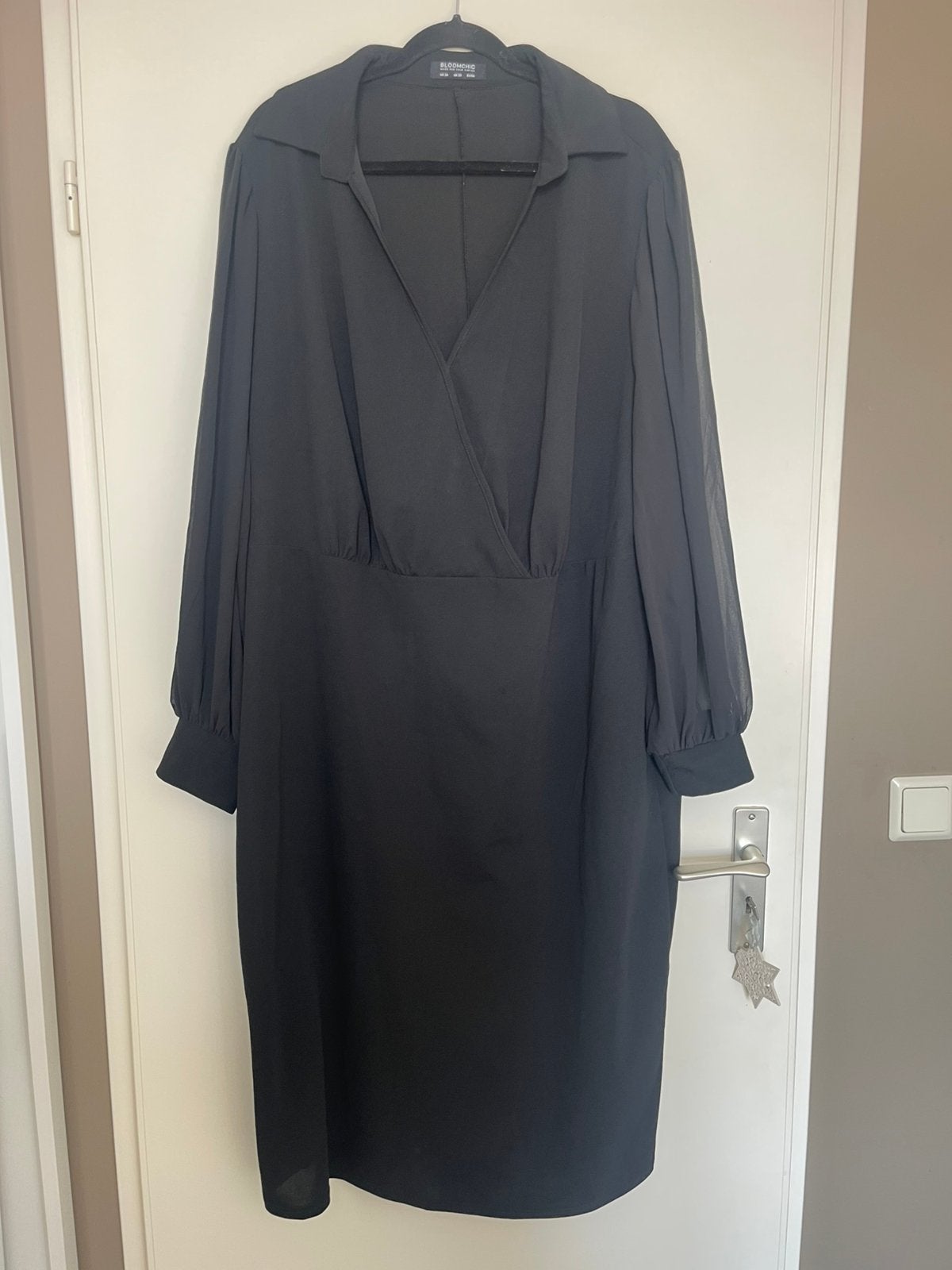 Bloomchic zwarte stretch jurk met uitlopende mouwen maat 50, Kleding | Dames, Grote Maten, Ophalen of Verzenden, Zo goed als nieuw