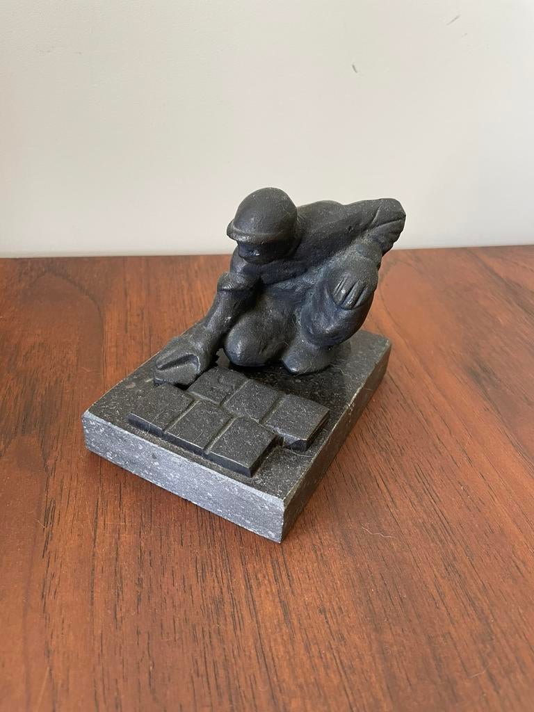 Bronzen beeldje - tegelzetter, Ophalen of Verzenden, Zo goed als nieuw, Mens
