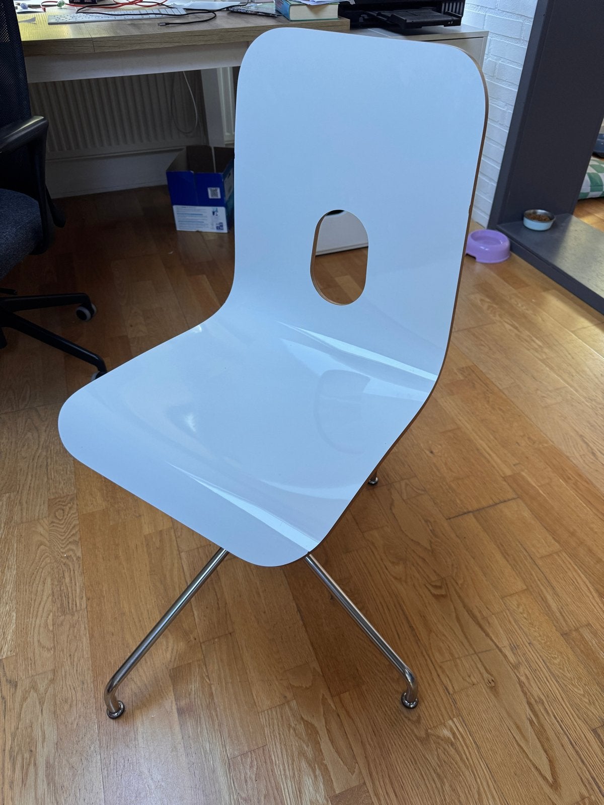 Gratis af te halen: 4 glanzend witte eetkamerstoelen, Huis en Inrichting, Stoelen, Ophalen, Gebruikt, Wit, Vier