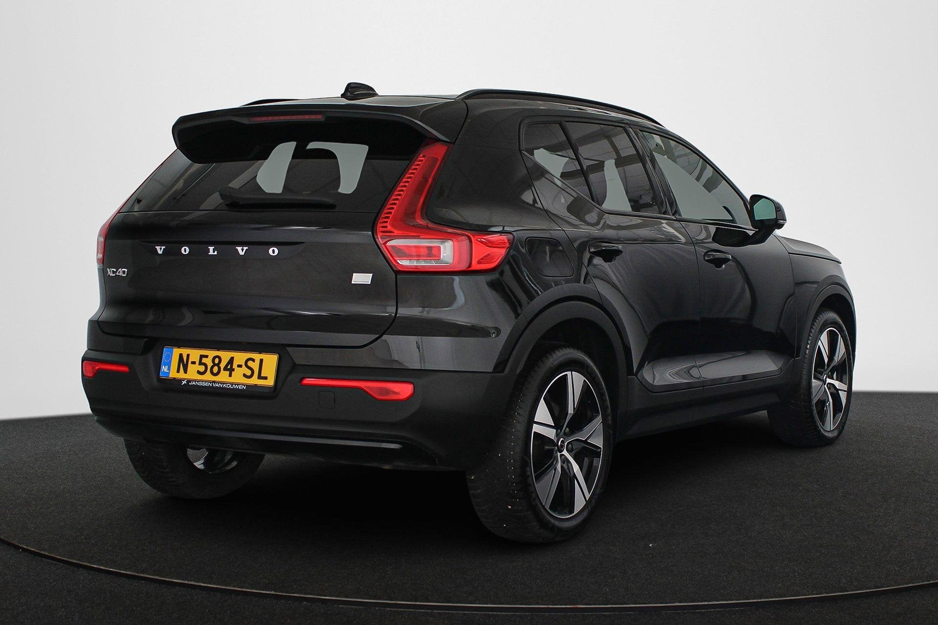 Volvo XC40 1.5 T4 Recharge R-Design Panoramadak Stoelverwarm, Auto's, Volvo, Stof, Euro 6, 1712 kg, Zwart