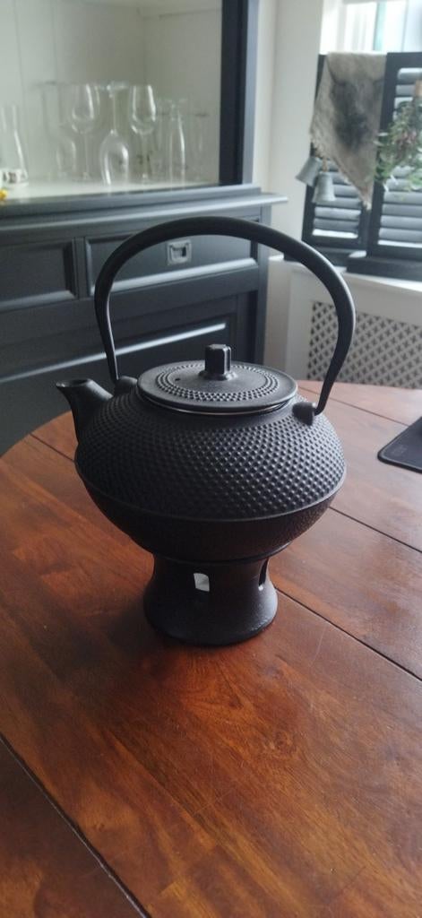 Gietijzeren theepot met zeef en warmhoud lichtje, zwart, Ophalen of Verzenden, Zo goed als nieuw