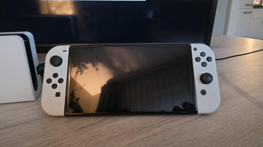 Nintendo Switch OLED, Spelcomputers en Games, Spelcomputers | Nintendo Switch, Met games, Met 2 controllers, Zo goed als nieuw