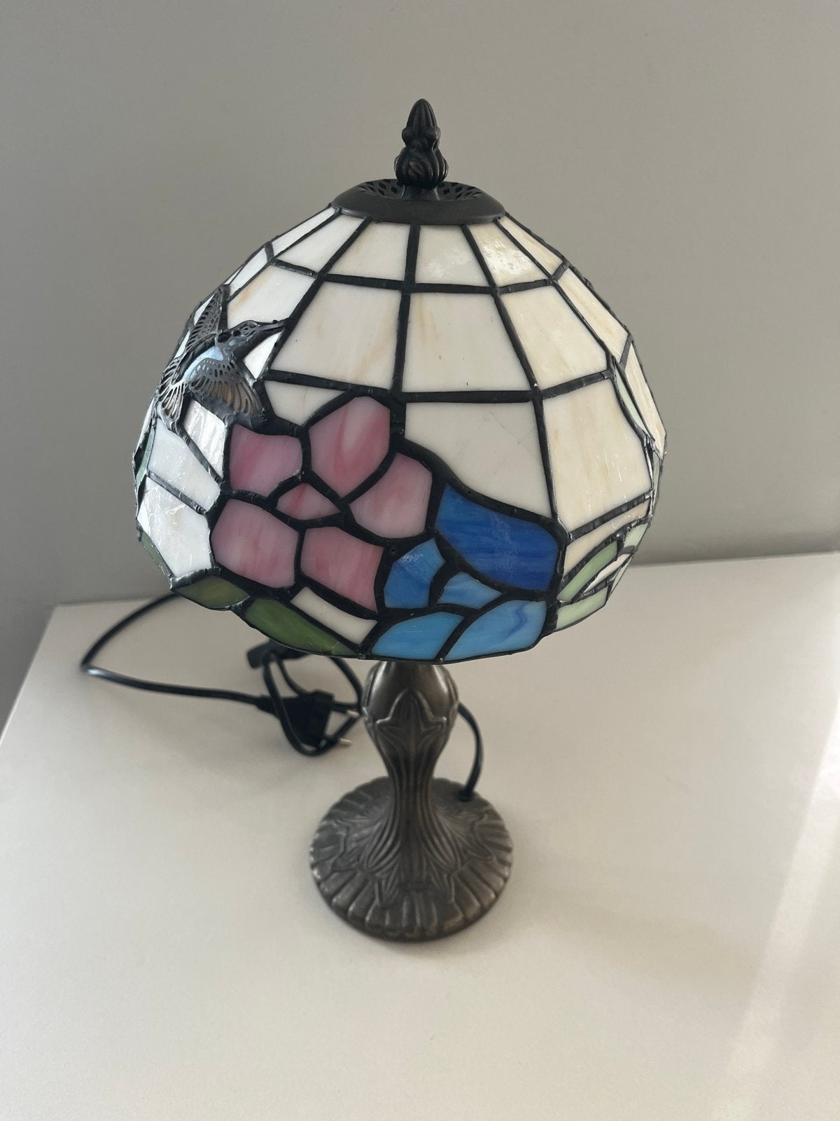 Tiffany Stijl Tafellamp met Kolibrie en Bloemen, Huis en Inrichting, Lampen | Tafellampen, Ophalen, Tiffany lamp, E14 (klein)