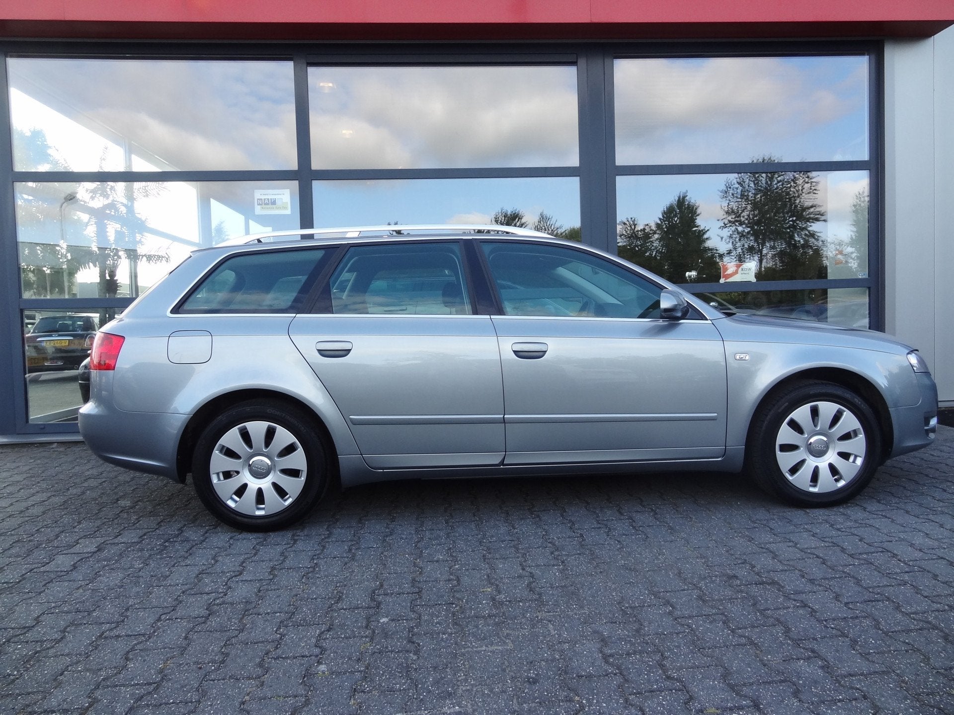 Audi A4 Avant 2.0 | NL-AUTO | NAVI | CRUISE | CLIMATE |, Auto's, Voorwielaandrijving, Gebruikt, Automatische klimaatregeling, 4 cilinders
