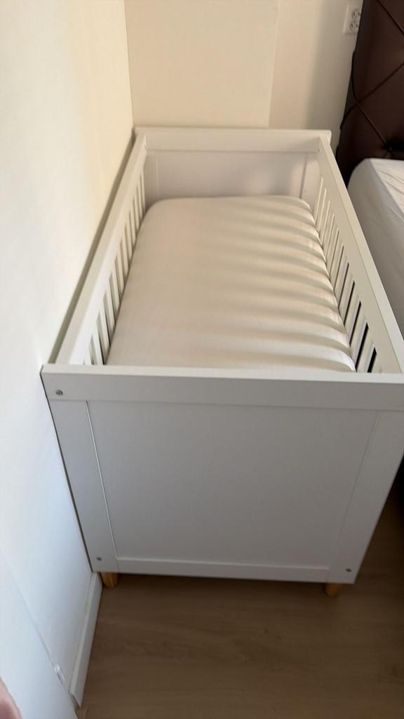 Wit babybedje en commode, Ophalen, Zo goed als nieuw, Ledikant