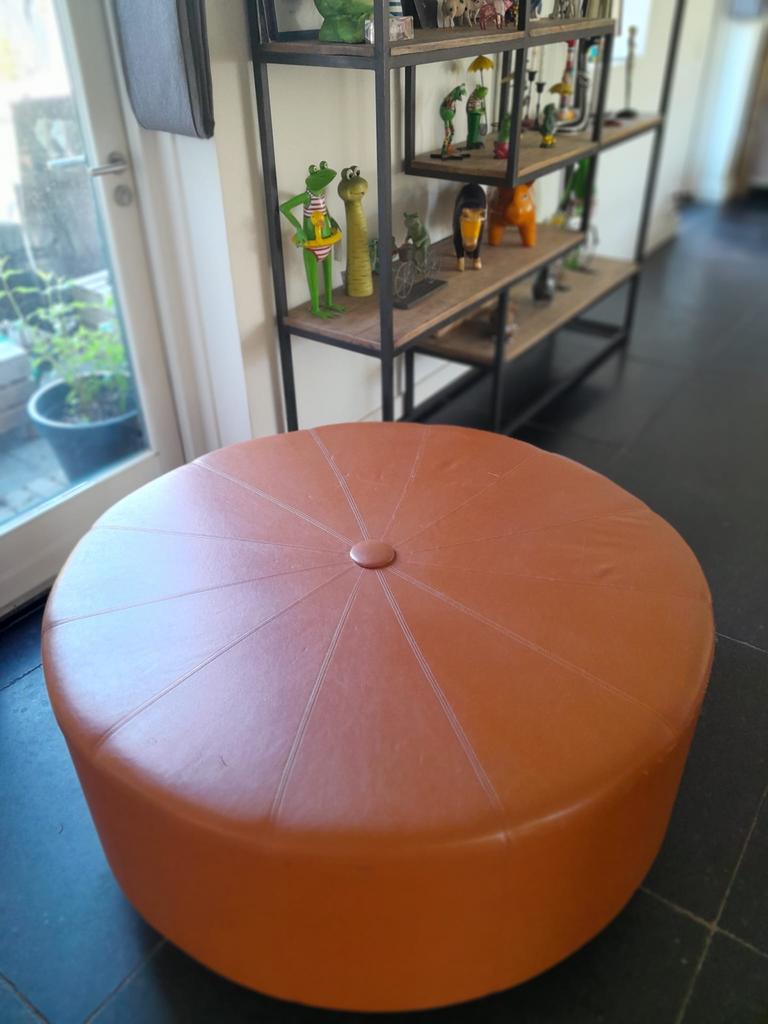 Ronde poef/hocker van (kunst?-)leer op wieltjes. 120cm, Huis en Inrichting, Ophalen, Gebruikt, Rond, 100 tot 125 cm