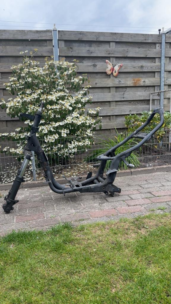 aprillia sr 125 frame, Fietsen en Brommers, Ophalen of Verzenden