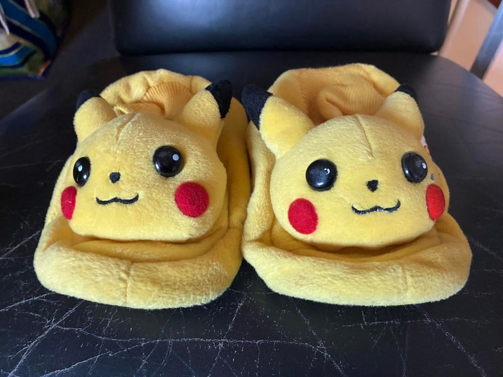Pokémon Pikachu sloffen kinderen verzamelen maat 34/35, Ophalen of Verzenden, Gebruikt