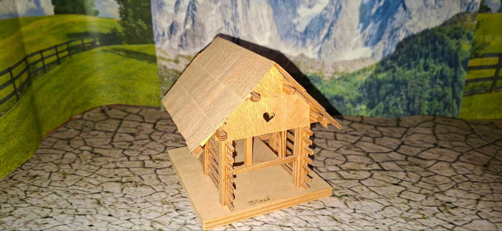 Sloveens Huisje / Mini Hooischuur - Handgemaakt Houten Model, Ophalen of Verzenden, Zo goed als nieuw