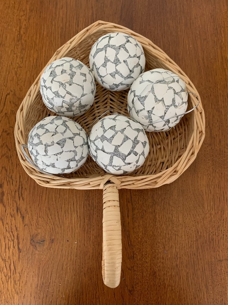 5 Kerstballen 'Witte stukjes met Zilver' Nieuw, Ophalen of Verzenden, Nieuw