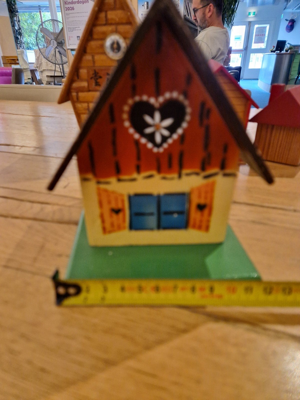 Houten spaarpot in de vorm van een huisje, Verzamelen, Spaarpotten, Ophalen of Verzenden, Gebruikt, Hout, Object of Gebouw