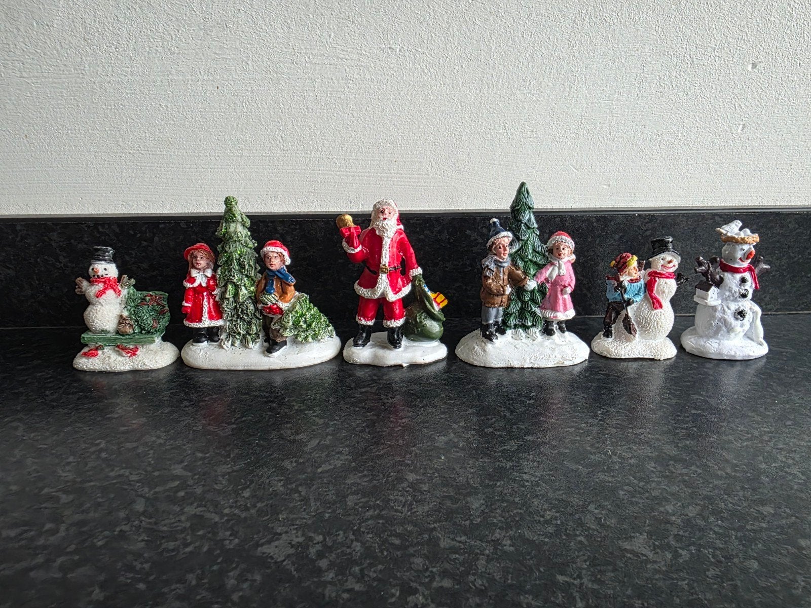 6 vrolijke kerstdorp figuren sneeuwpop kerstman kerstboom, Ophalen, Gebruikt