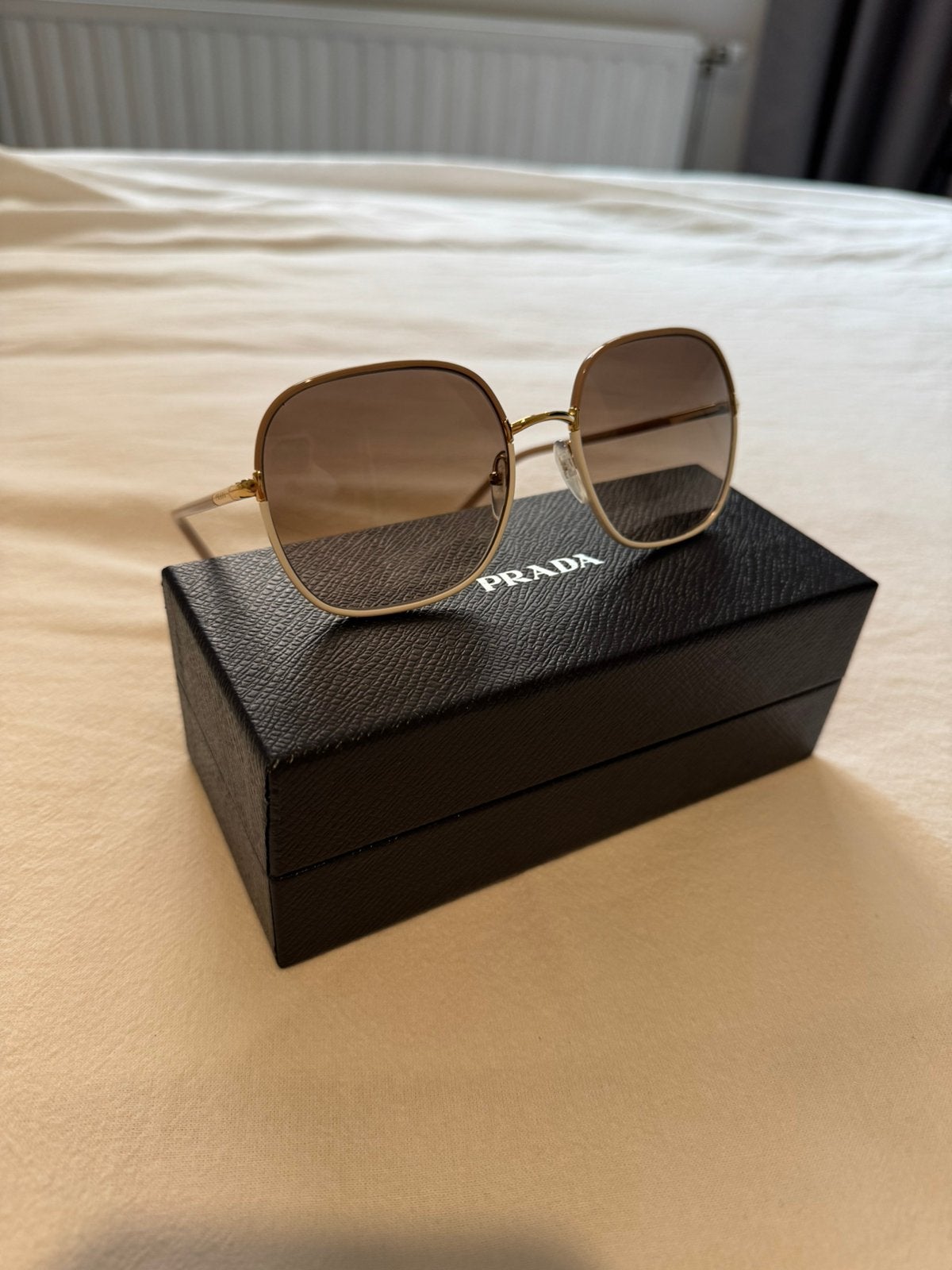 Prada zonnebril, Ophalen of Verzenden, Zo goed als nieuw, Zwart, Prada