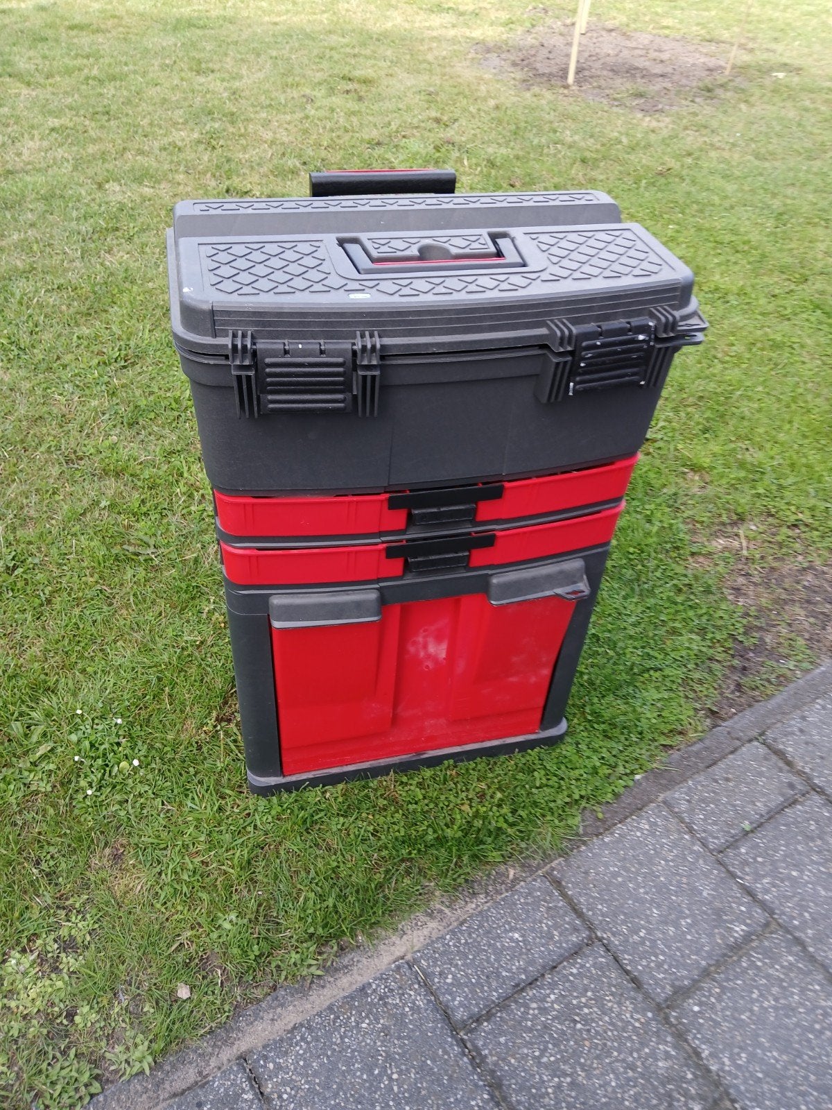 Te koop mooie kunstof gereedsschaps trolley, Ophalen