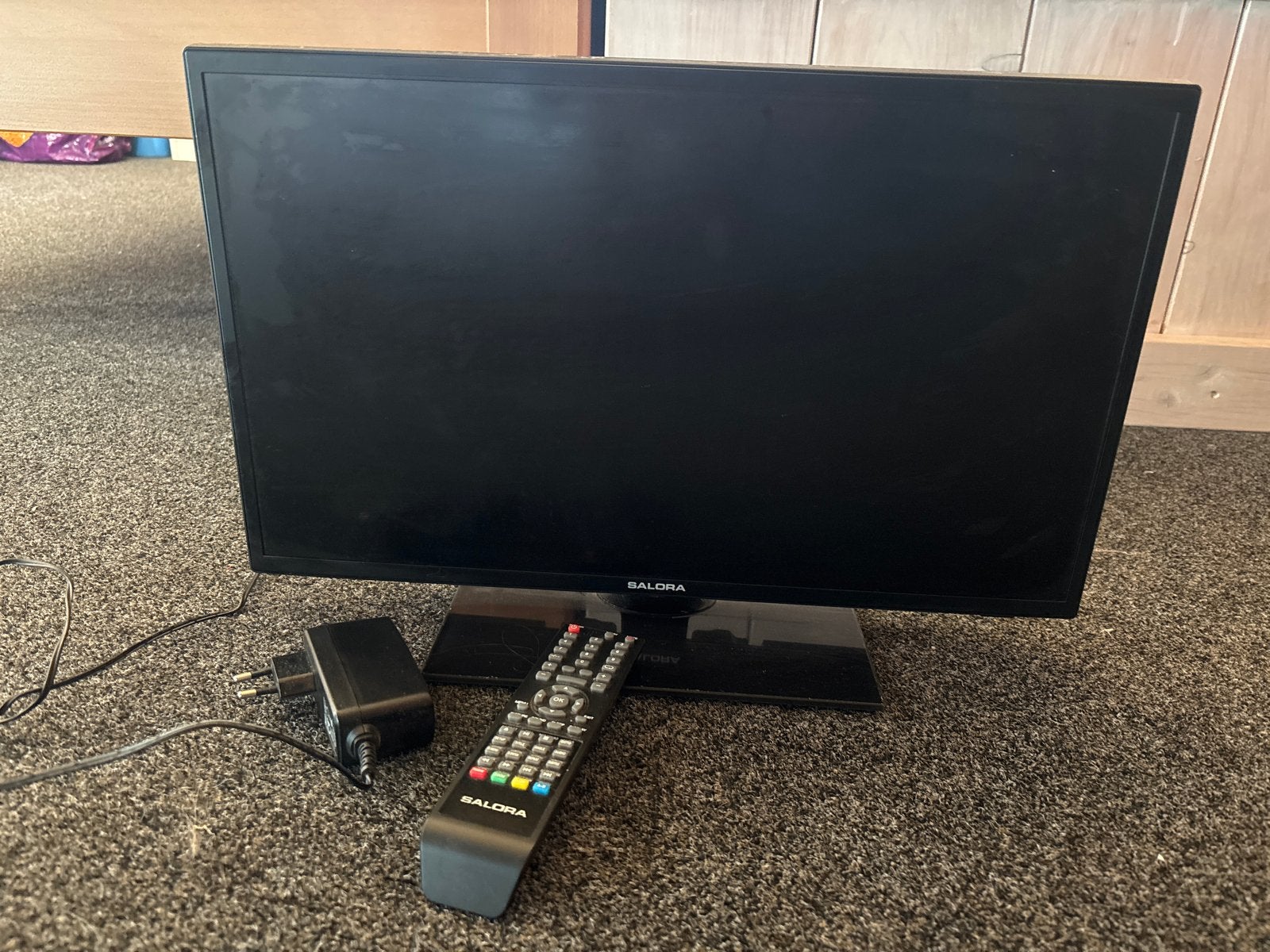 Salora TV met afstandsbediening en adapter, Ophalen, Gebruikt, Overige merken