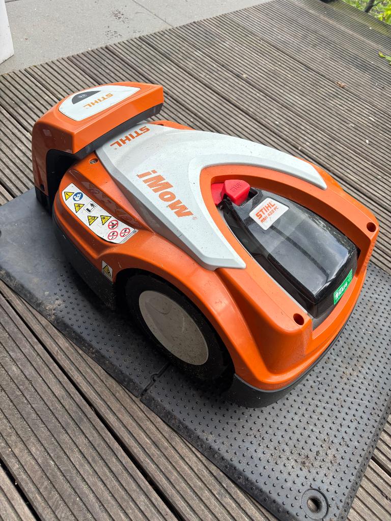 Robotgrasmaaier Stihl, Tuin en Terras, Robotmaaiers, Gebruikt, 20 tot 25 cm, Met regensensor, Bestuurbaar via app, Ophalen
