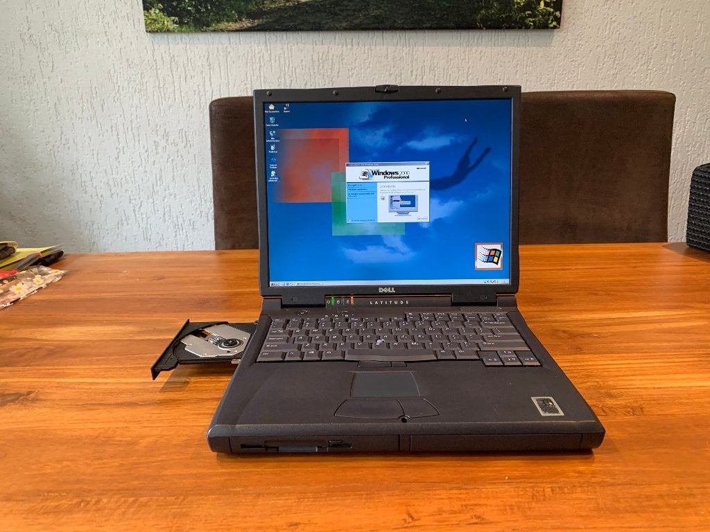 Nette 15 inch Dell C800 retro Pentium 3 Windows 2000 laptop, Computers en Software, Vintage Computers, Ophalen of Verzenden, DELL