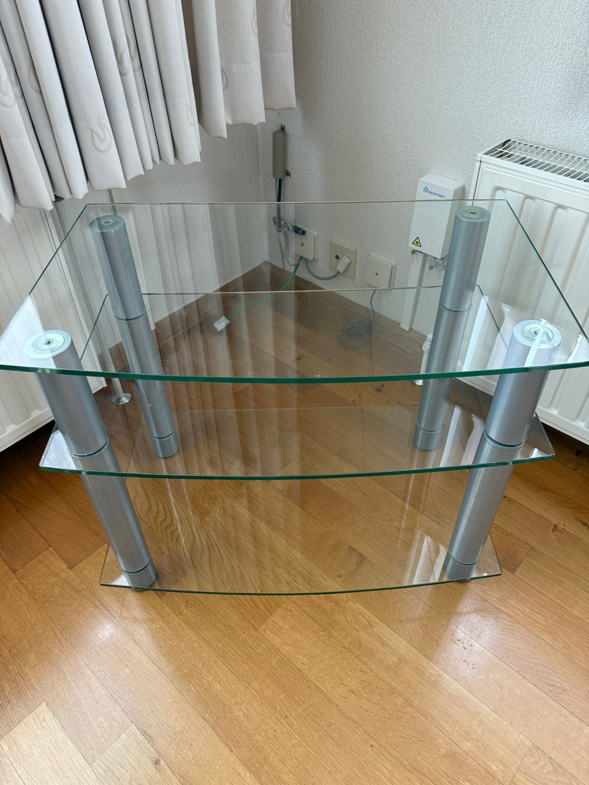 Modern glazen bijzettafeltje met metalen poten, Ophalen, Gebruikt, 55 tot 75 cm, Glas