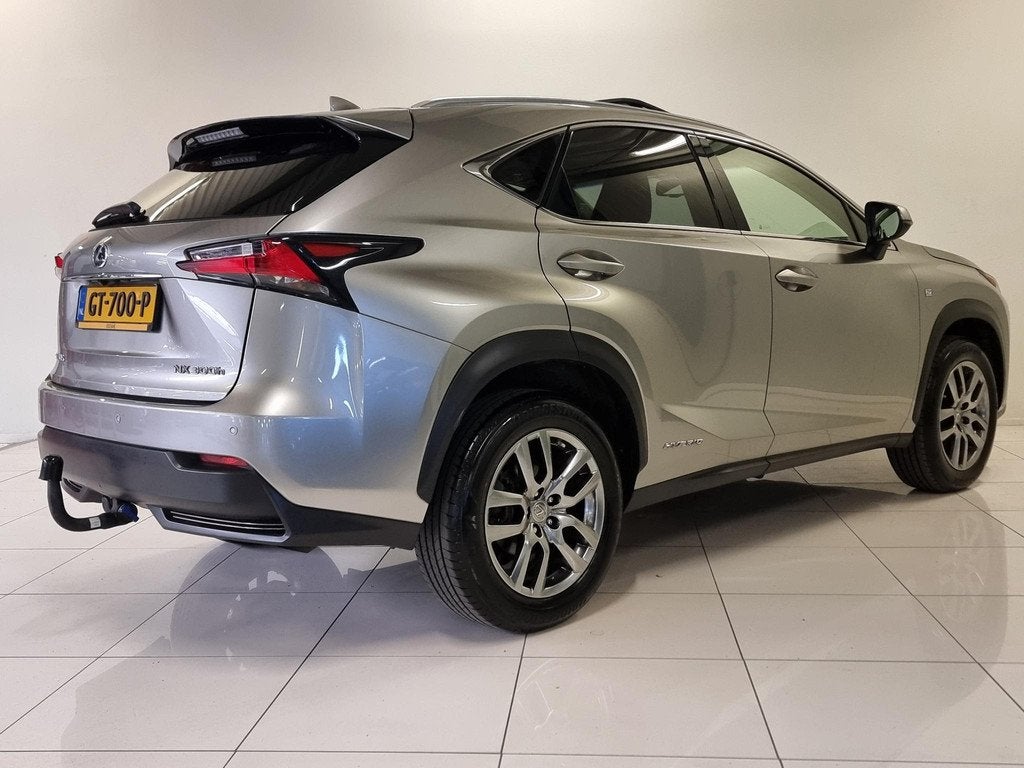 Lexus NX 300h AWD 25th Edition | Open dak | Trekhaak | Navig, Auto's, Lexus, Gebruikt, Met garantie (alle), 1760 kg, Bedrijf