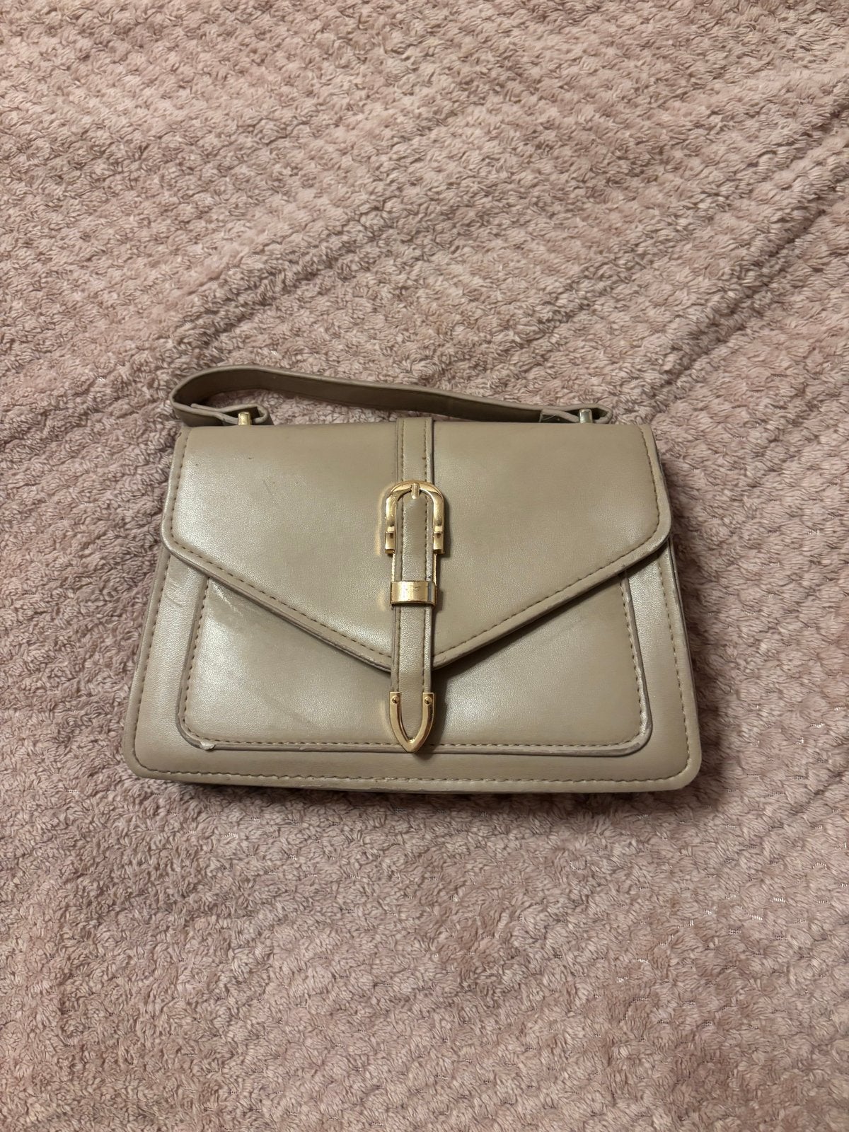 Stijlvolle beige handtas met gouden gesp, Sieraden, Tassen en Uiterlijk, Ophalen, Gebruikt, Beige, Handtas