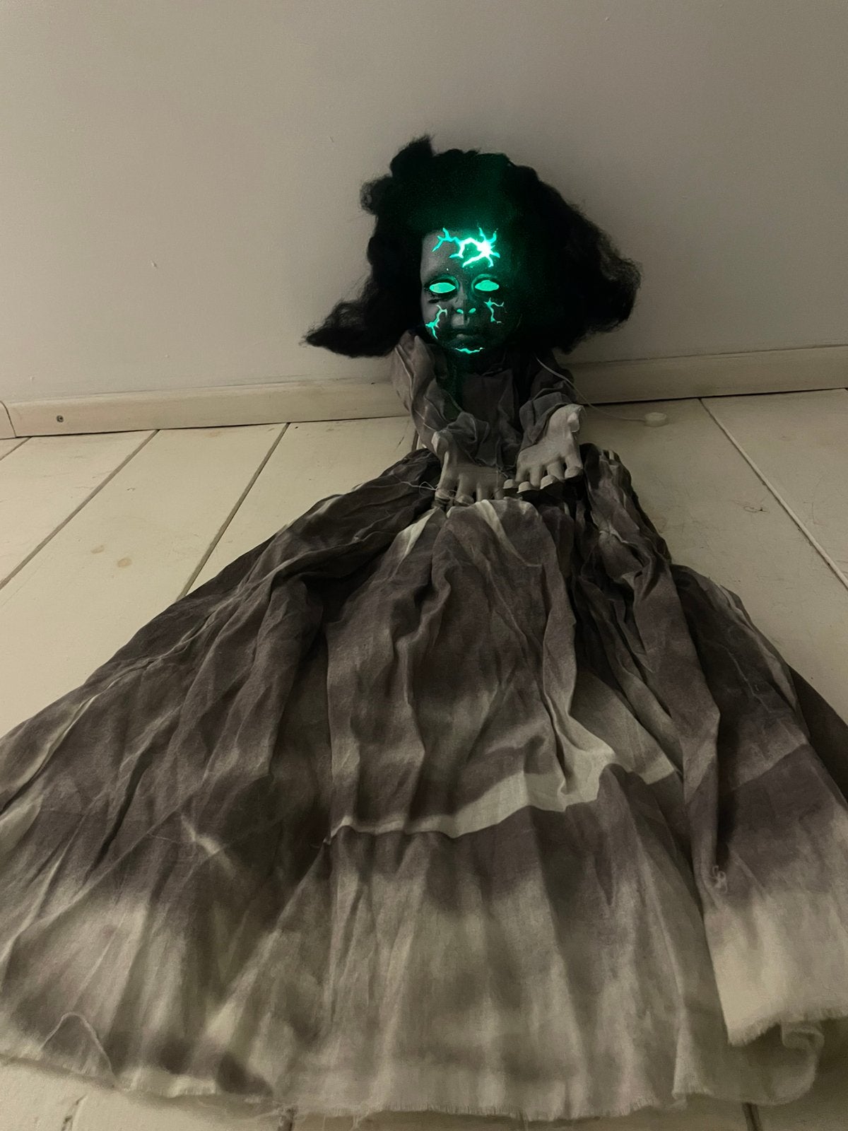 Halloween decoratie  - Pop Demon girl (licht & geluid), Ophalen, Zo goed als nieuw, Halloween of Griezel
