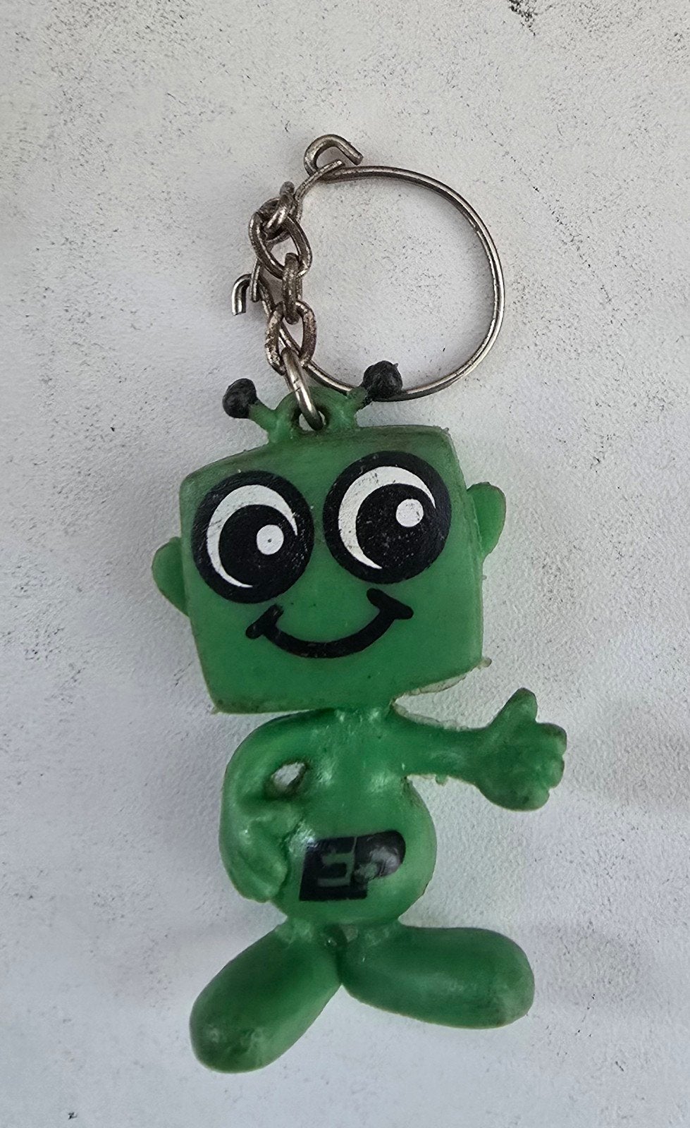 Vintage Groene Sleutelhanger met Figuurtje - 'EP' Logo, Ophalen of Verzenden, Gebruikt, Knuffel of Figuurtje