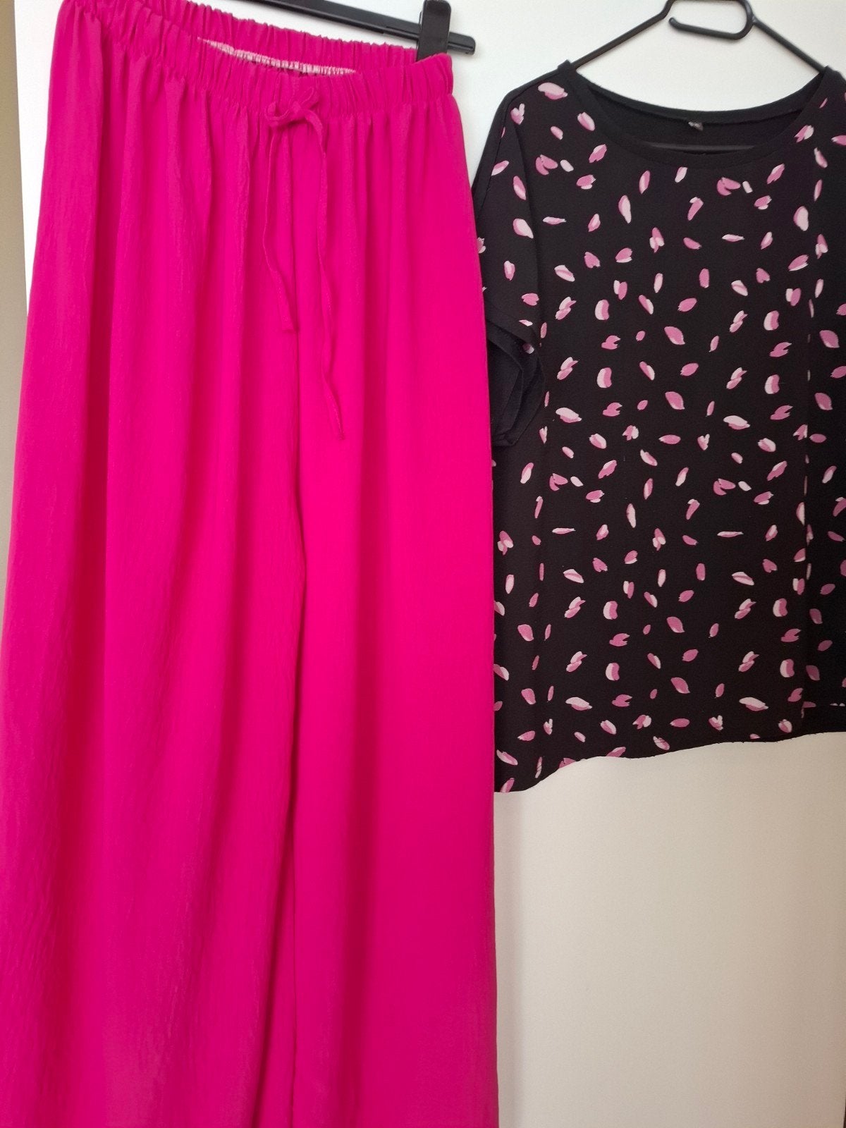 Pak met lange jas en bloes wijde broek jas tot de enkel, Maat 46/48 (XL) of groter, Ophalen of Verzenden, Zo goed als nieuw, Roze