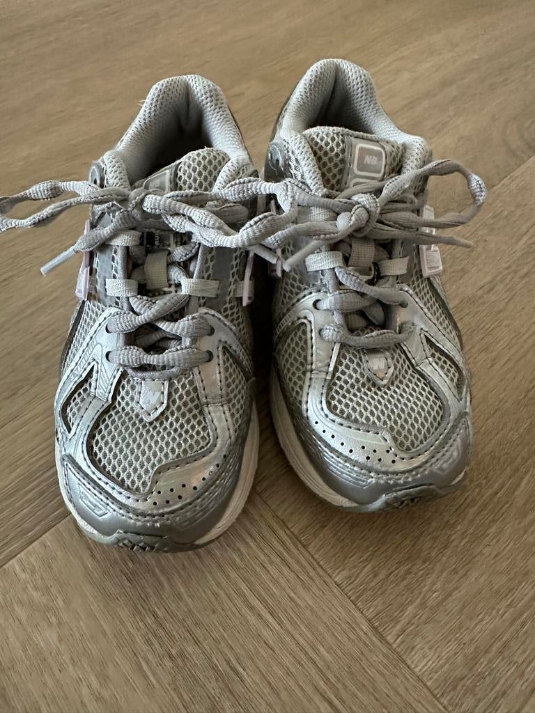 New Balance sneakers model 1906 maat 28, Kinderen en Baby's, Babykleding | Schoentjes en Sokjes, Meisje, Ophalen of Verzenden