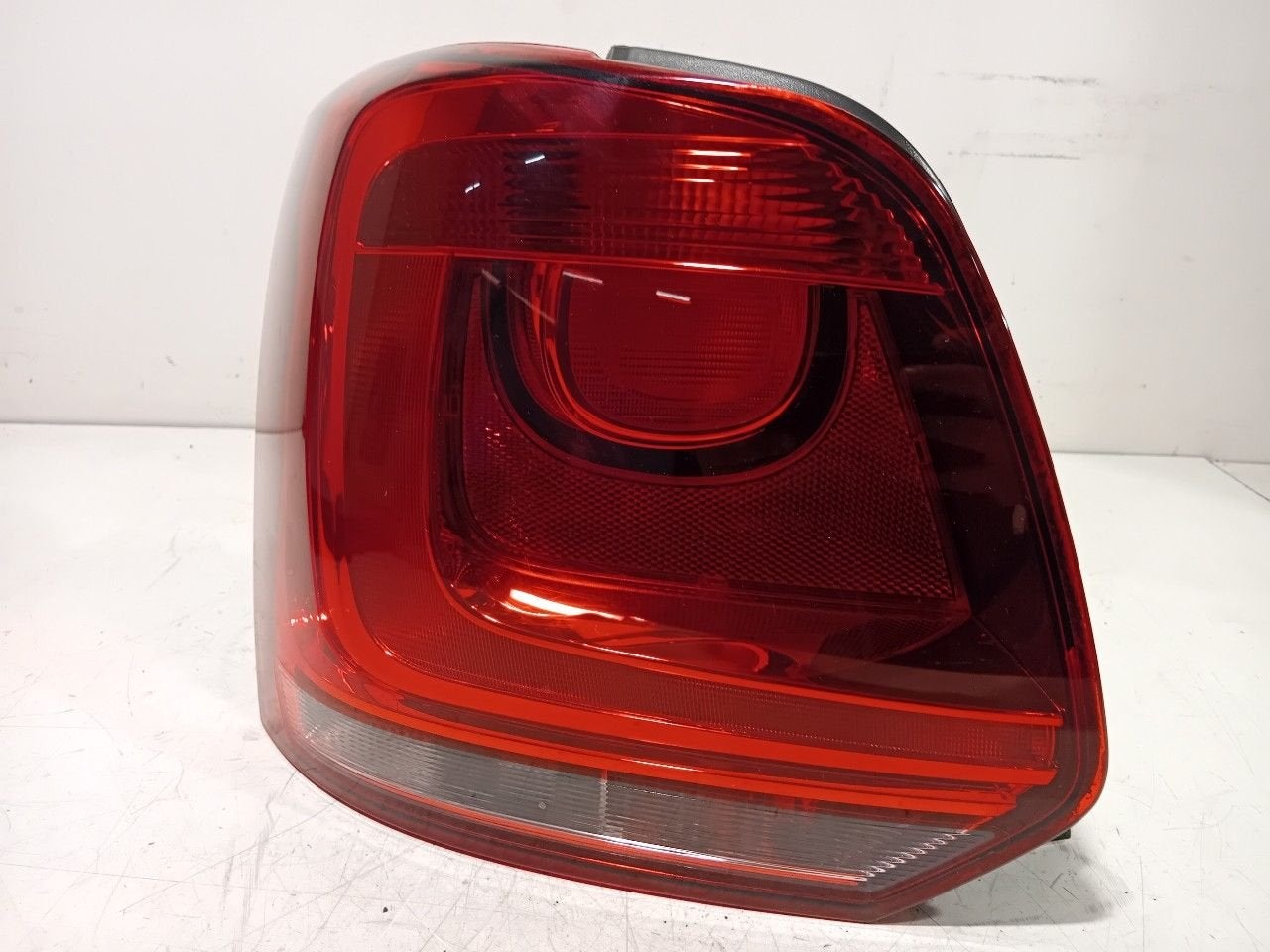 Achterlicht links buiten Volkswagen Polo, Onderdelen@venauto.nl, Van der Ven Autorecycling B.V., Gebruikt, Ettenseweg 76, 4706 PB Roosendaal, The Netherlands