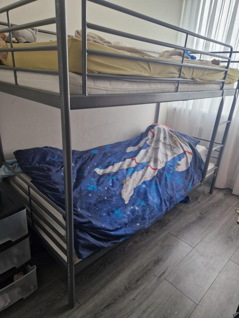 Stevig metalen stapelbed, Gebruikt, 90 cm, Tweepersoons, Ophalen of Verzenden