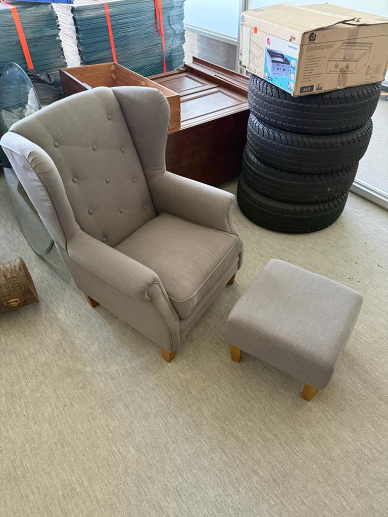 Comfortabele grijze fauteuil met voetenbank, Ophalen, Gebruikt, Stof, 75 tot 100 cm