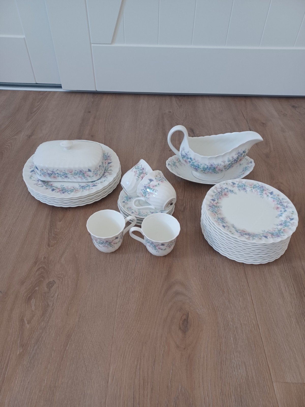 Wedgewood servies met bloemmotief., Ophalen, Zo goed als nieuw, Porselein, Overige stijlen