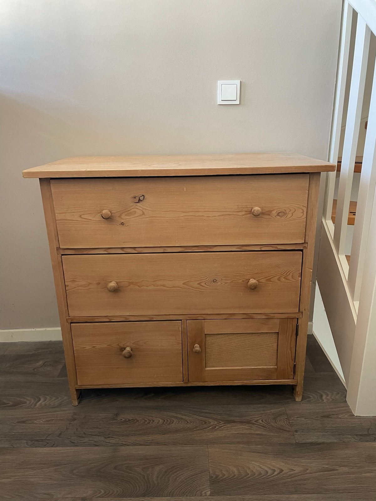 Grenen commode met lades en deurtje