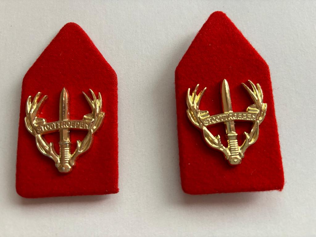 Set kraag emblemen Stoot Troepen, Verzamelen, Militaria | Algemeen, Landmacht, Kleding of Schoenen, Nederland, Verzenden