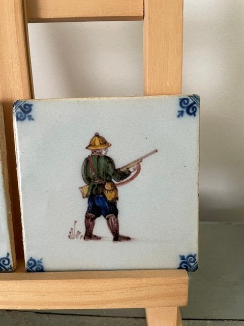 Handbeschilderde tegel Tichelaar Makkum. Soldaat musket, Antiek en Kunst, Ophalen