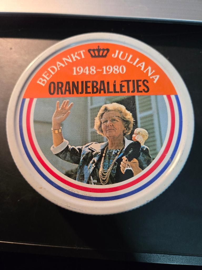 Blik Oranjeballetjes Troonwisseling Juliana-Beatrix, Ophalen, Gebruikt, Nederland, Overige typen