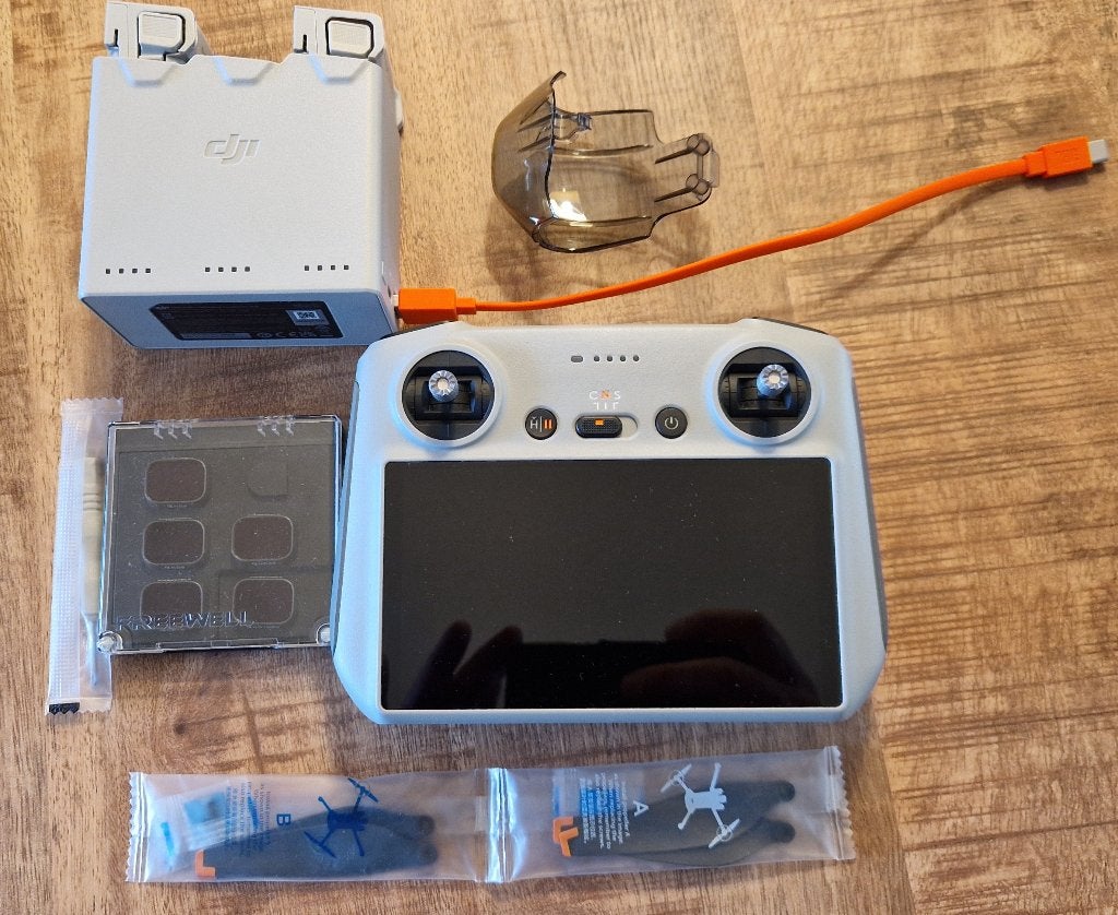 DJI RC-RM330 Smart Remote Controller en batterijen, Cameradrone, Zo goed als nieuw, DJI, 15 tot 30 minuten