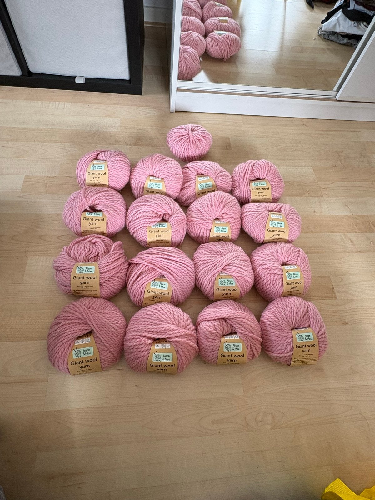 17 bollen Alison & Mae Giant Wool Yarn - Roze, Ophalen of Verzenden, Nieuw, Breien of Haken, Wol of Garen